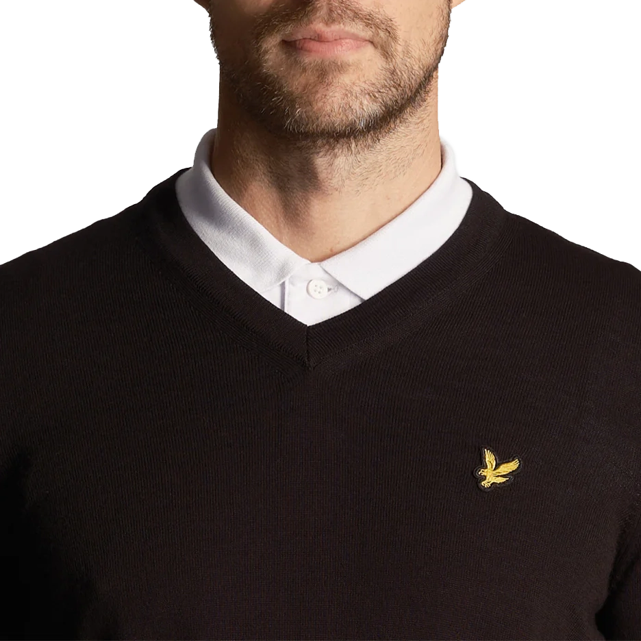 Lyle &amp; Scott 高尔夫 V 领套头衫 - 纯黑色