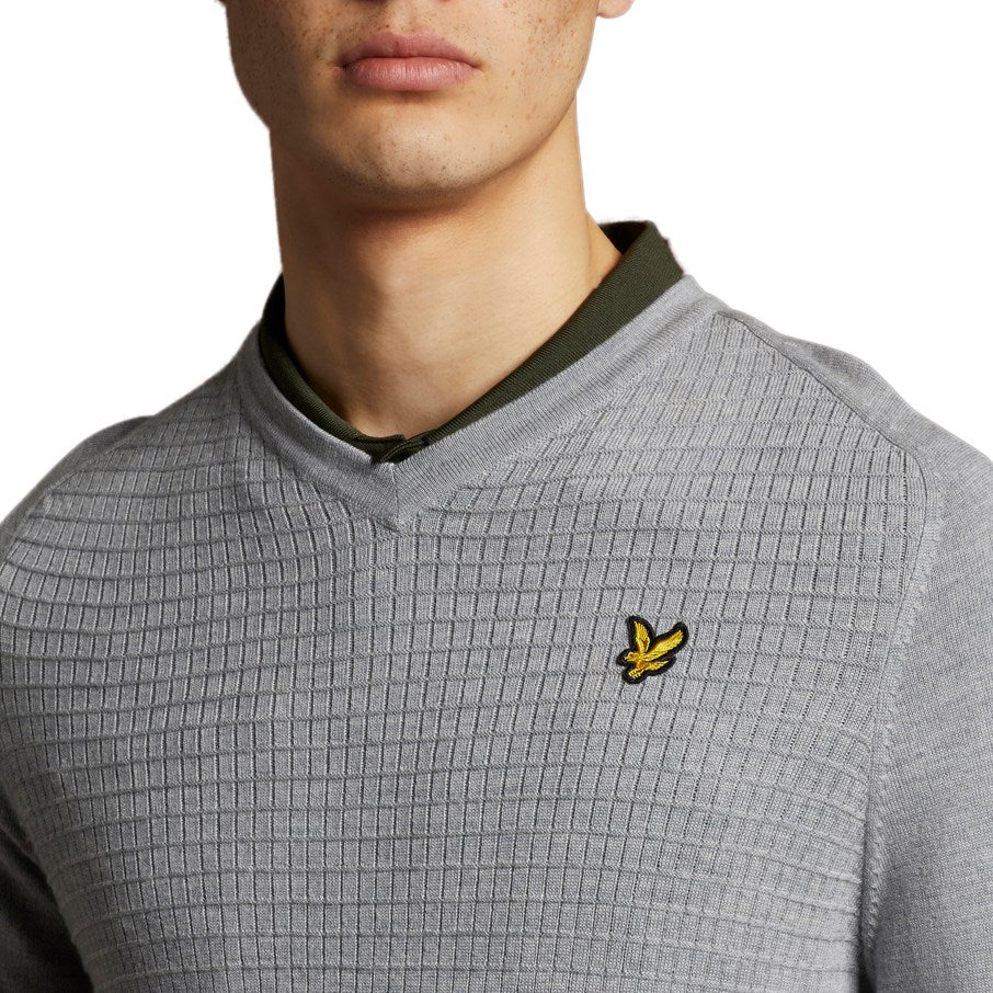 Lyle &amp; Scott Merino 网格纹理 V 领套头衫 - 鹅卵石