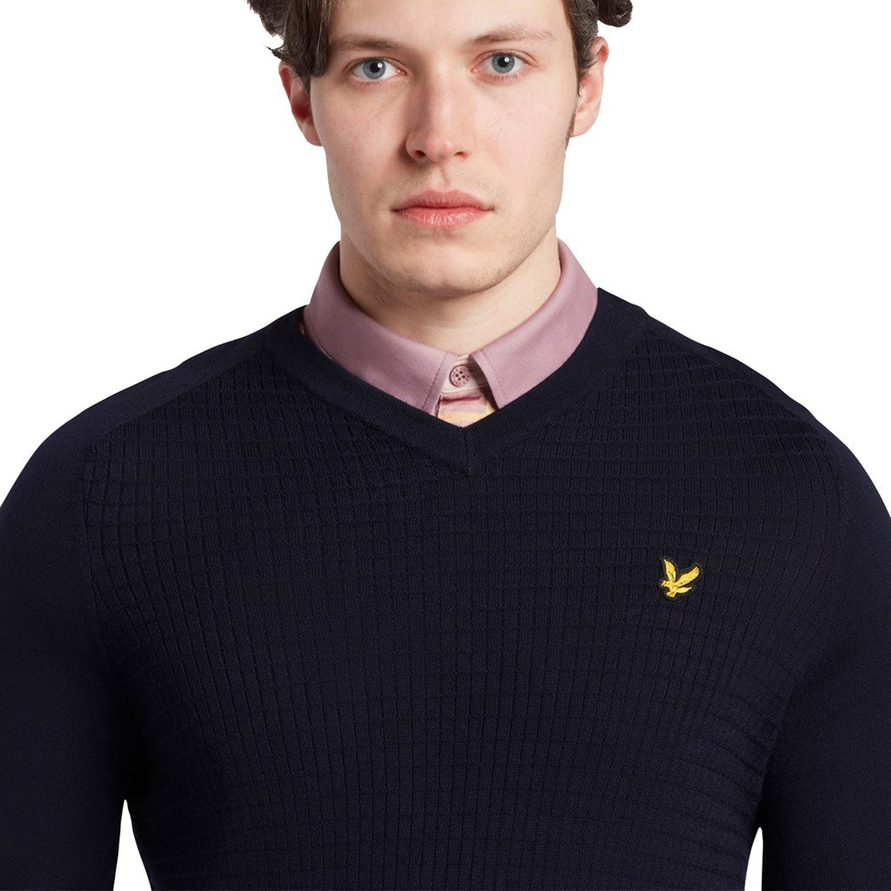 Lyle &amp; Scott Merino 网格纹理 V 领套头衫 - 海军蓝